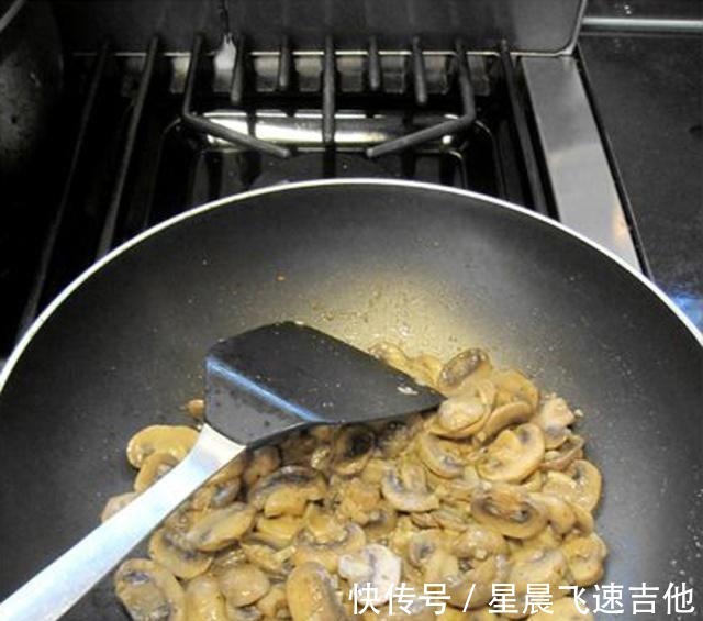小孩|蘑菇加这个炒，竟然怎么好吃，味道特别鲜美，老人小孩都爱吃！