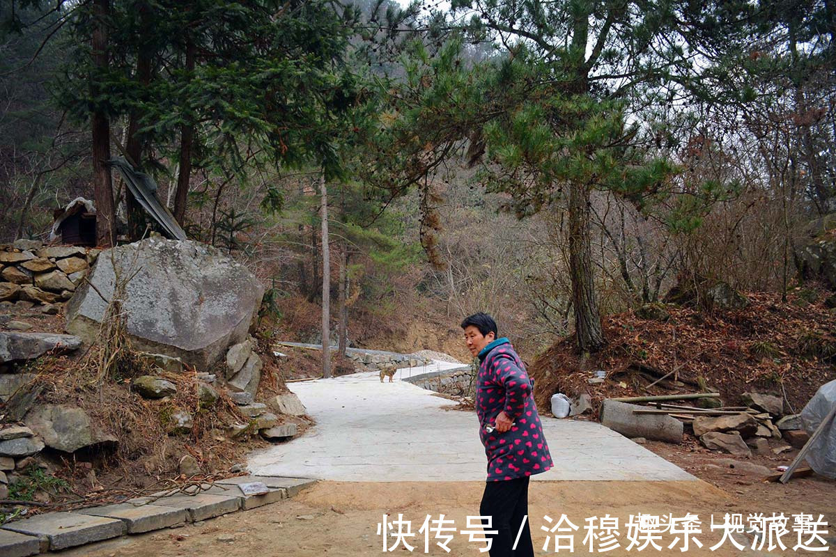 土锅灶|山村68岁大爷行动不便,老伴在家做美食,全给儿媳妇吃