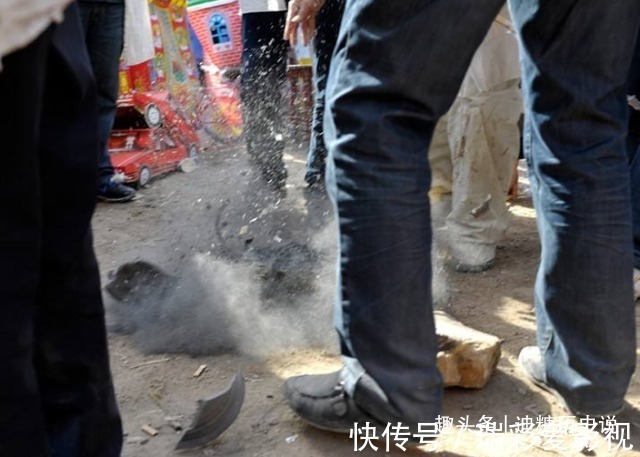 古人@古人丧葬习俗中,为何要让后代摔瓦盆,其中有何深意?