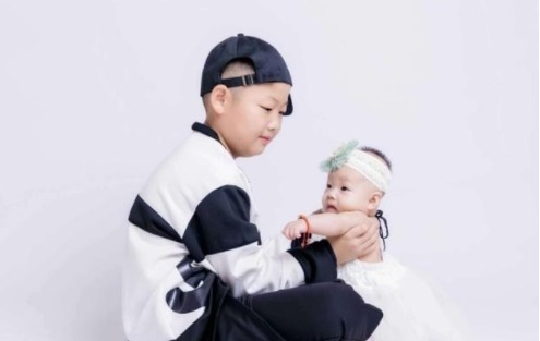 妹妹|吉祥物妹妹火了，哥哥写作业把妹妹摆桌前，妹妹表情太有戏