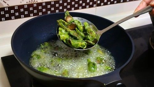 炸蘑菇时，直接挂糊是不对的，多加一步，蘑菇外酥里嫩嚼着比肉香