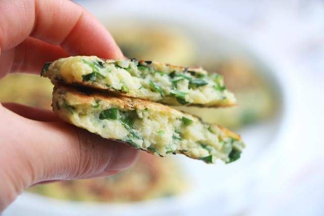 米饭鸡蛋饼|韭菜鸡蛋新吃法,比韭菜盒子简单,比煎饼好吃,早餐连吃3天不腻