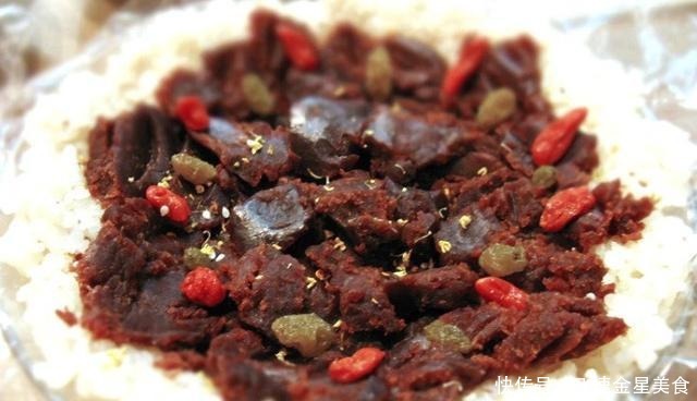 年夜饭,团圆别忘了吃它,加上果脯红豆沙上锅一蒸,比汤圆寓意好