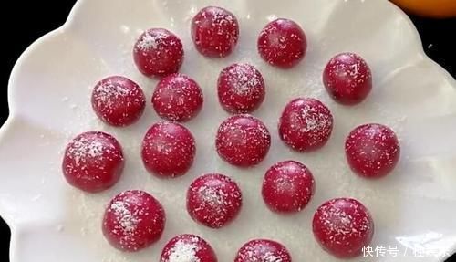 火龙果别再直接吃,学会此做法,软糯香甜,孩子一顿2个不够