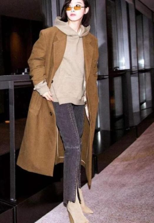 还在大衣配毛衣?太土气!今年流行“1+1”穿法