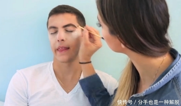 外国女子给男友化妆,化完后比女生还惊艳,女友顿时自愧不如