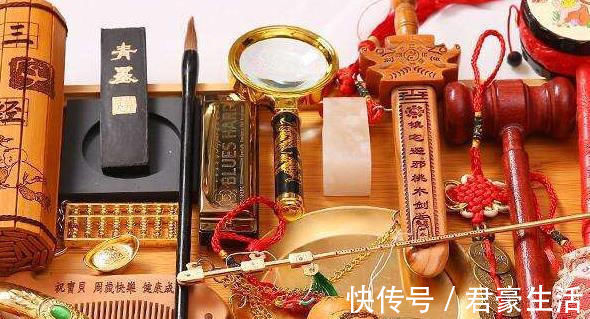 宝宝|1岁宝宝抓周,紧紧抓住这样东西不撒手,奶奶直呼完了