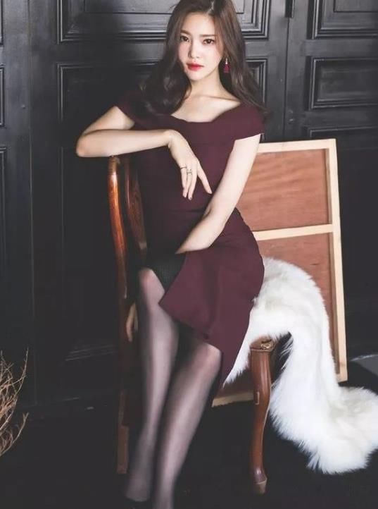 街拍|街拍：静如处女的美女，一件白色的碎花旗袍裙，时尚靓丽气质迷人