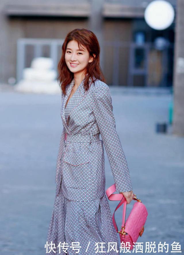 真正有品位的女人,入秋已经穿上了“西装裙”,挡不住的知性范儿