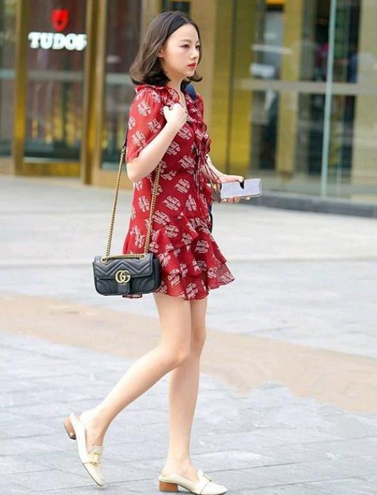 街拍:小姐姐长袖条纹连衣裙,戴上礼帽,优雅又有气质