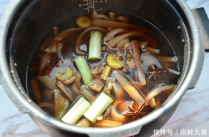 做猪皮冻,前4步是关键,保证晶莹剔透,Q弹爽滑,没腥味