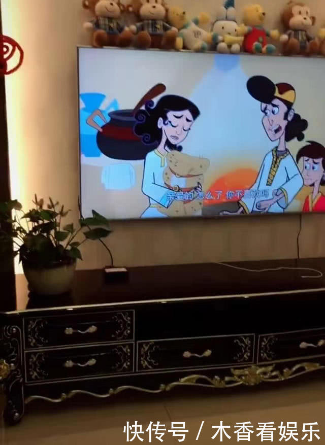 暑期|女儿暑假凭实力看电视,爸爸不敢吱声,网友表示羡慕