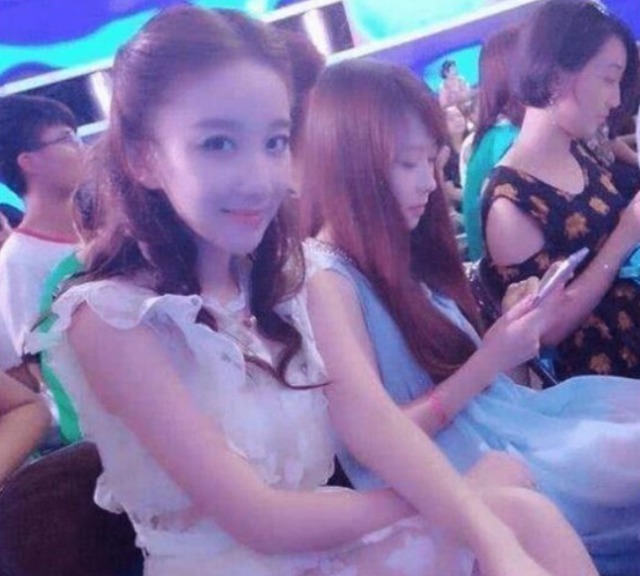 她原是《非誠勿擾》的觀眾，因長得美被星探發(fā)掘，搖身一變成演員