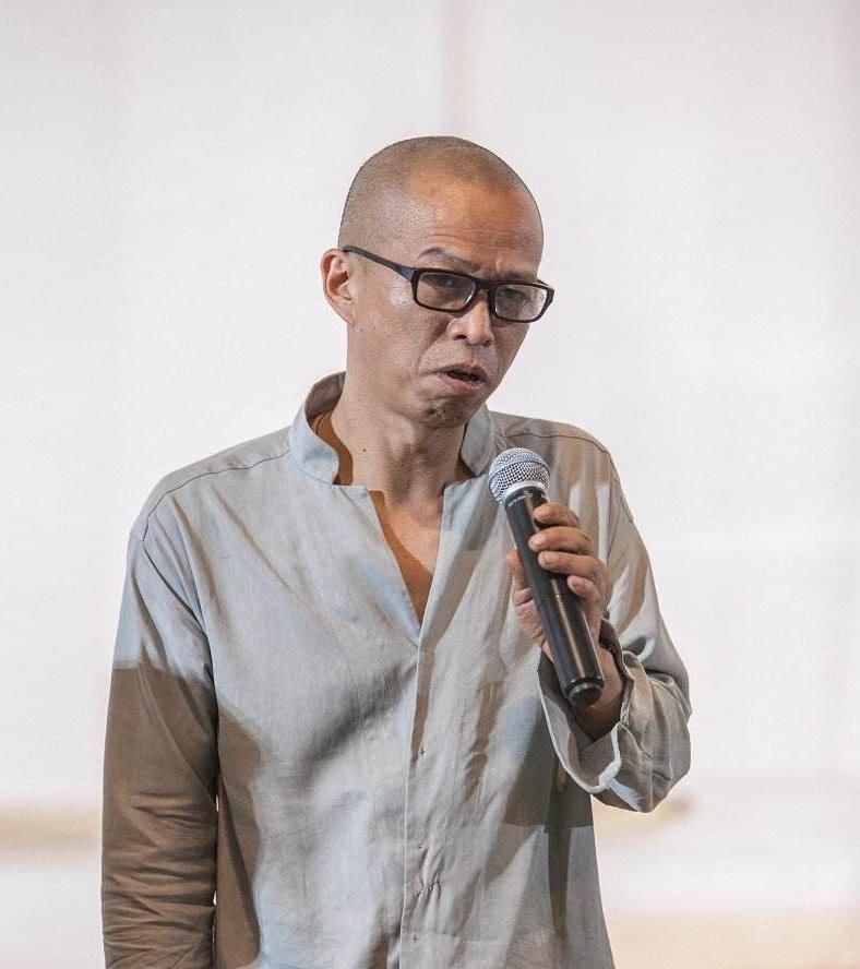 小伙取下自己的肋骨做成项圈,把自己封进水泥里,他的人生太疯狂