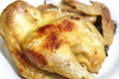 鲜香|把鸡丢入电饭煲，一滴水都不加，简单一炖，嫩滑鲜香，全家抢着吃