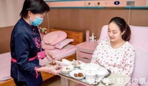 程程|“霸气产妇”走红,顺产后自己走回病房,网友:像极了凯旋的将军