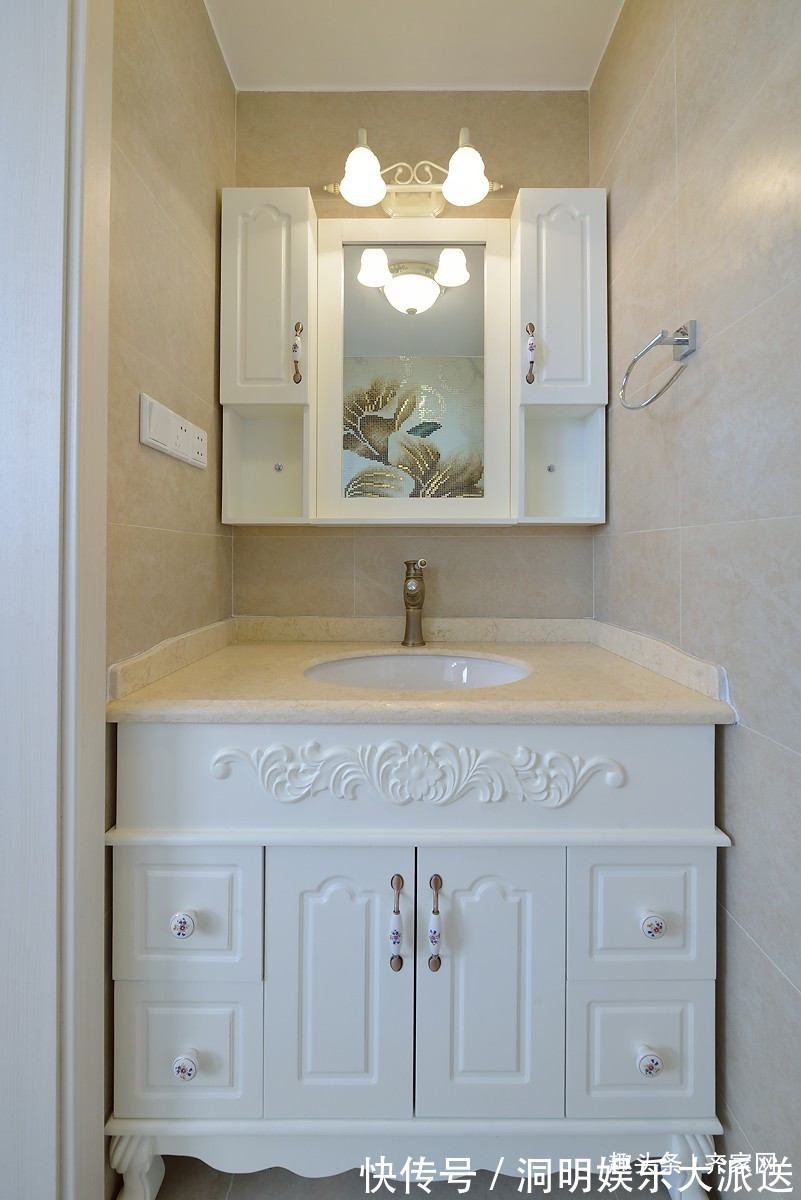 混搭|简约混搭二居,客厅照片墙存储家庭回忆,U型厨房设计,方便实用