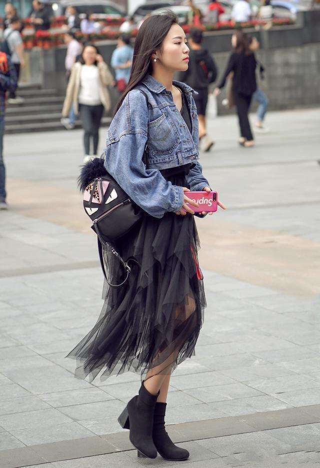 休闲装|舞动长发的小美女,立体的五官,热裤和白色休闲装很搭