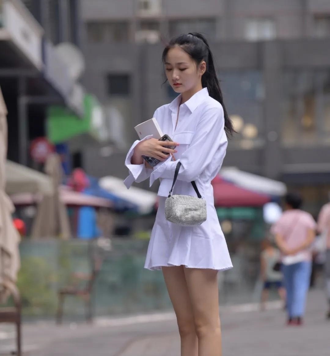 美丽 能凸显清新又干净的穿搭,自信而美丽,带来非比寻常的气质美