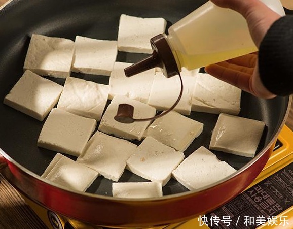 煎豆腐别只会放油,多加这2样东西,豆腐黄金酥脆,不碎也不粘锅