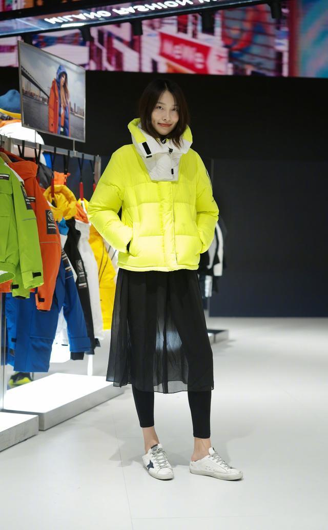 混搭 最近流行一种“混搭穿法”，叫“羽绒服+半裙”，小个子也适合