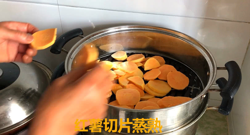 红薯蒸煮着吃过时了,试试新做法,全家人都爱吃,比面包还好吃!