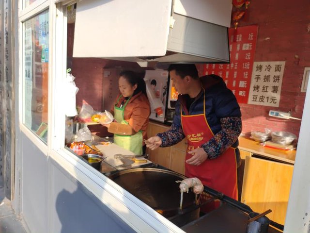 “遇困难免费吃”，太原这家鸡蛋灌饼店铺的告示火了