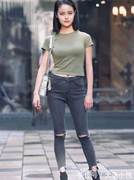 美女|美女街拍:紧身牛仔裤透气又时髦,小姐姐穿它出门,彰显出不羁的感觉