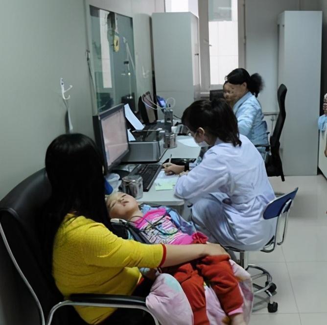 排队|儿子发高烧,医院排队800多号,宝妈心急投诉,医生:自作自受