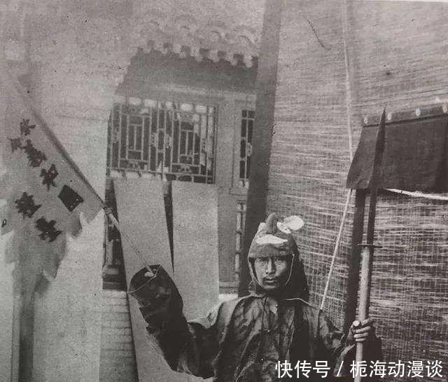 义和团|老照片:图1贴墙躲避八国联军的缠足妇女,图5丑陋审美下的洋女子