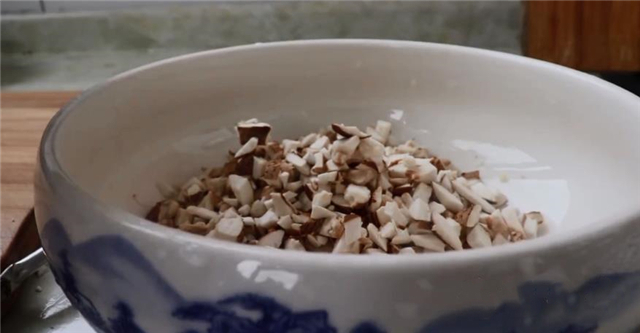 想吃香菇酱不用出去买,在家就能做,鲜香下饭,拌面夹馒头都好吃!