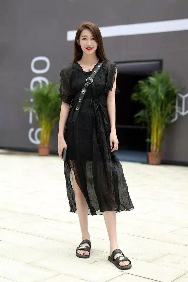 连衣裙高贵典雅且简约大气，穿着既有舒适度也很有时尚感