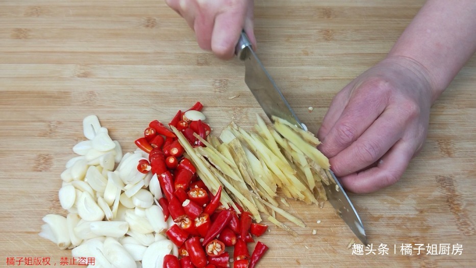 黄瓜不要凉拌了,教你一个最好吃的做法,一次秘制5斤,上桌扫光