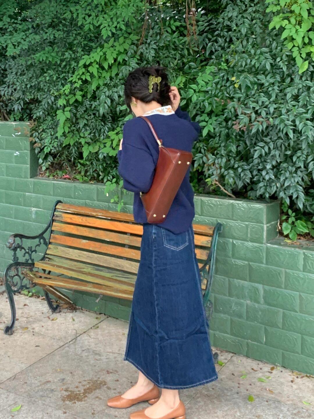 黑色|普通人也适合穿的风格,棕色衬衫+黑色牛仔裤,保暖又时尚!