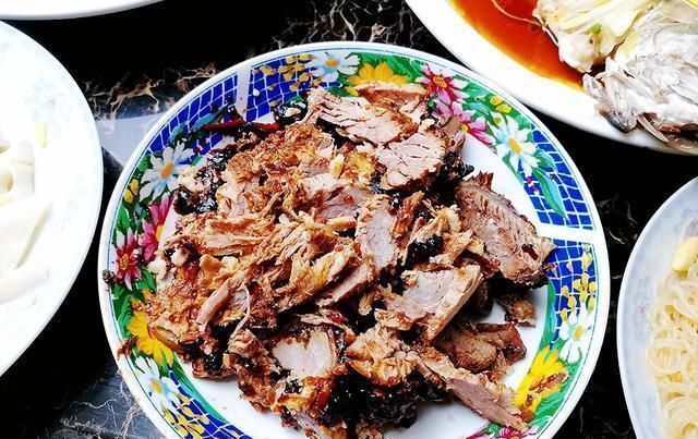 夜饭分享给|儿子领女友回家过年,看看妈妈做的年夜饭,网友这是想当婆婆了