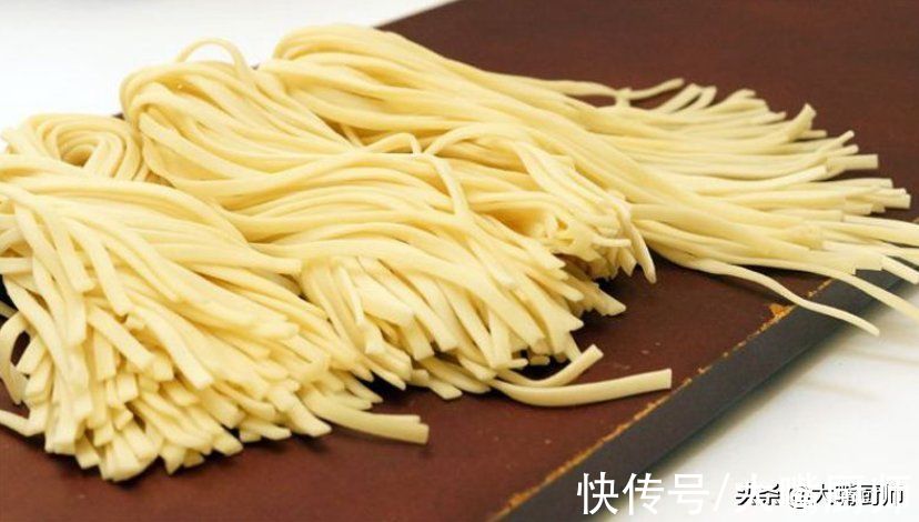 无论煮啥面条，不要开水下锅，牢记3点，面条爽滑筋道，不粘不坨