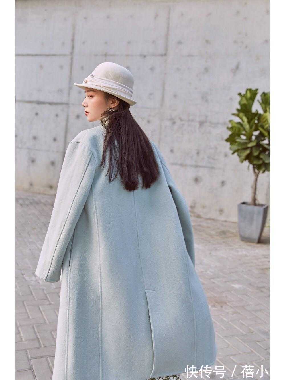 搭配|秋冬大衣建议少穿黑白灰,试试这2种“高级色”,时髦又显气质