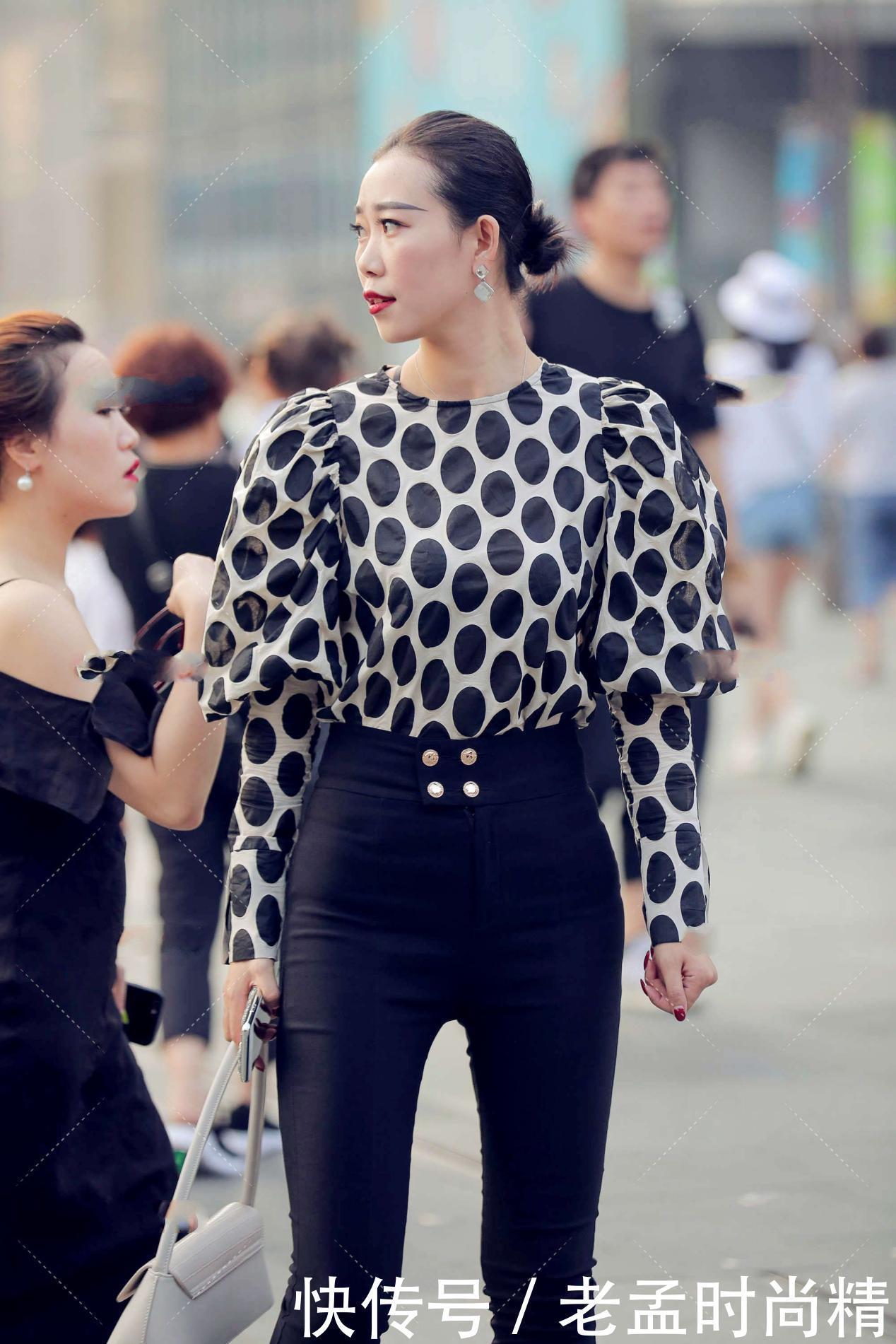 选择|街拍:波点衬衫搭配黑色喇叭裤, 气场全开, 霸气十足