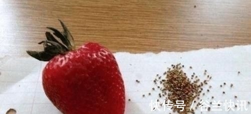 强迫症吃东西时，奶茶喝出新境界，草莓得去籽吃，网友别吃了