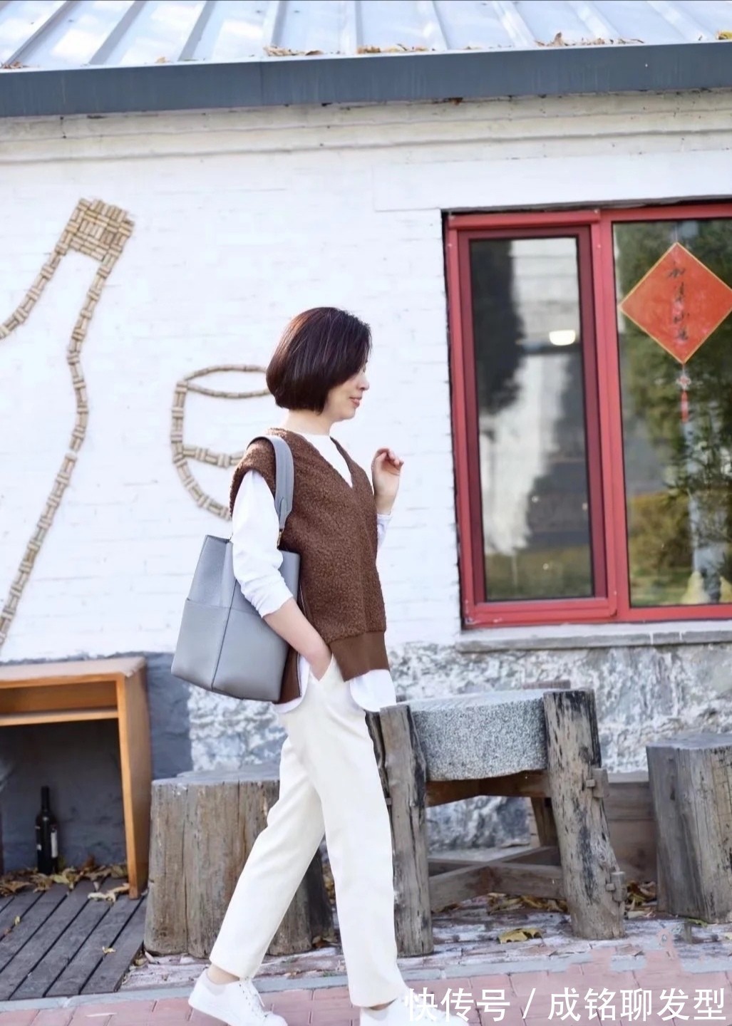 白色|女人不管奔五或奔六别急着穿打底裤,试试这些小白裤,百搭又减龄