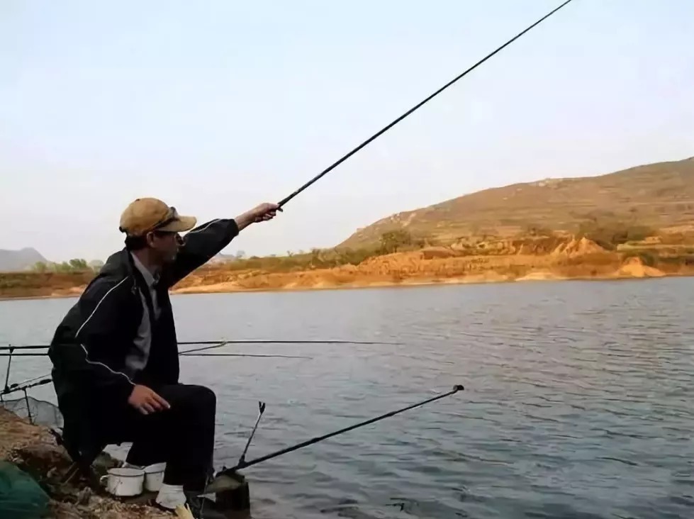 冬天钓鱼没上几条就停口?野钓的第一大难题,这样解决才有效