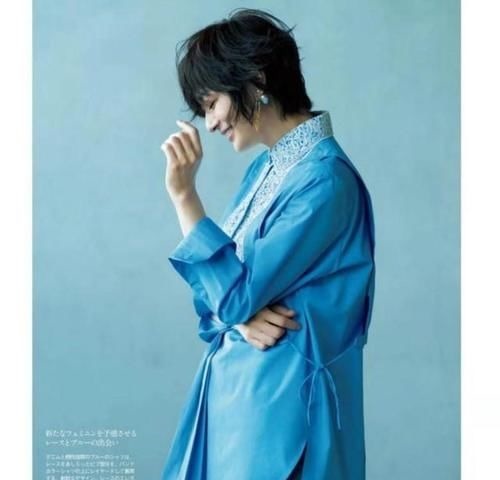 西服 越宽松、越减龄!日本52岁模特的“高级蓝”穿搭,优雅舒适好喜欢