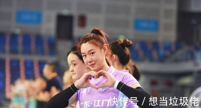 柔术|女排队长栗垚多才多艺,休赛期学习巴西柔术,指甲是亮点