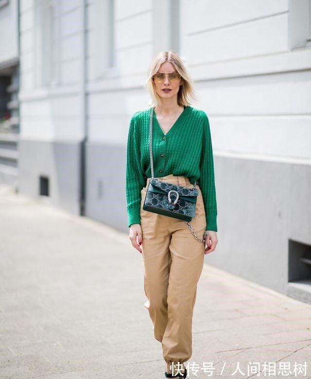 高跟鞋 阔腿裤终于失宠了,现在流行的是“慢跑裤”,舒适显瘦还特别减龄!
