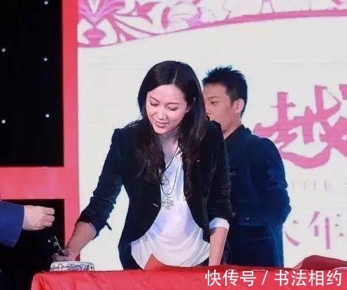 女神@47岁的“女神”徐静蕾,硬笔书法越来越好,洒脱果敢,淡定从容