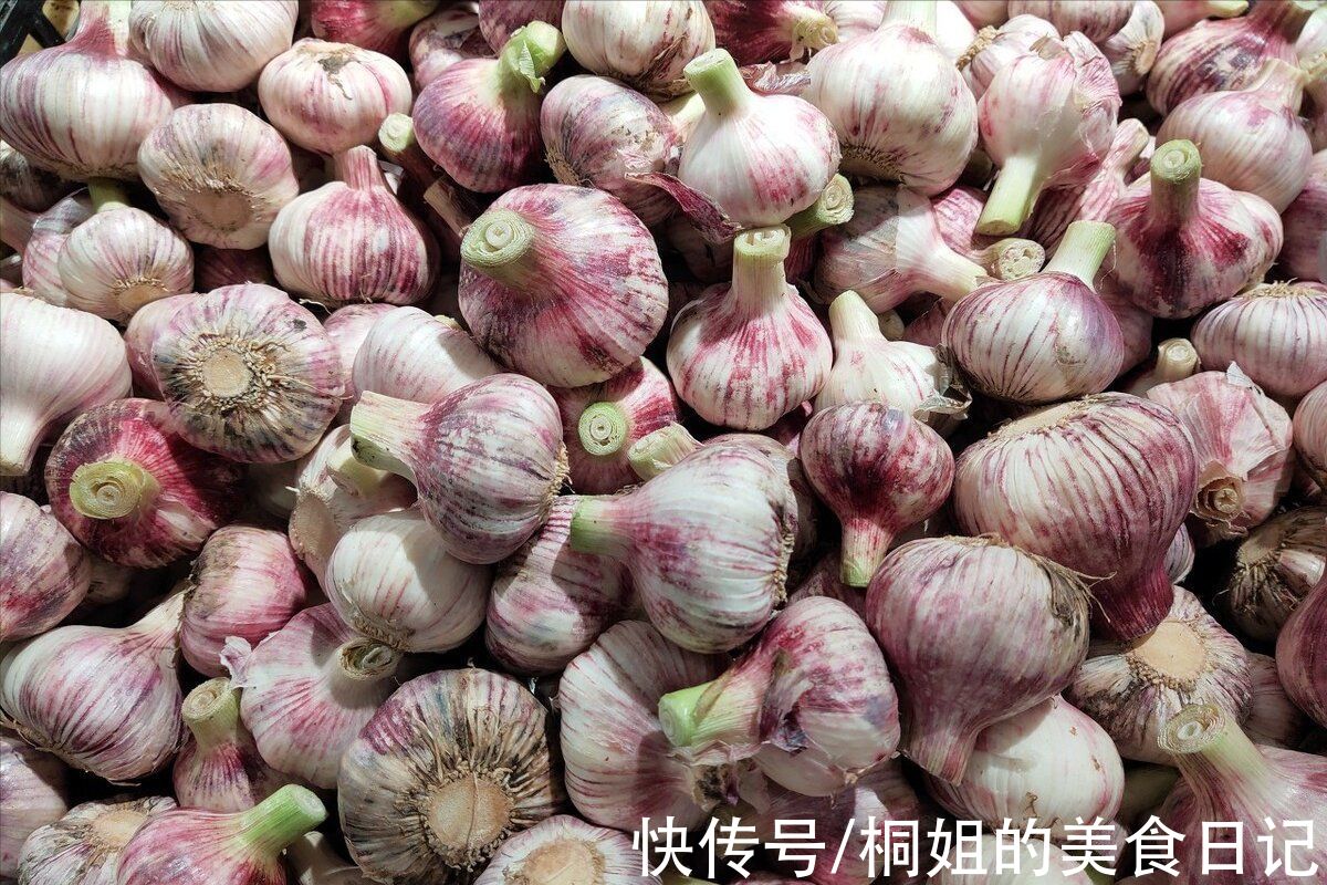 雪碧|往大蒜里倒入雪碧，原来饭店的腌糖蒜这样做，脆甜爽口真解腻