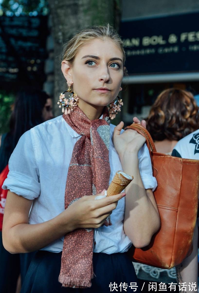 丝巾|当第一阵秋风吹起,懂得用好丝巾的女人,怎么看都有“高级感”