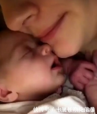 亲吻|妈妈亲吻睡梦中的宝宝，可宝宝的反应，让人不淡定了