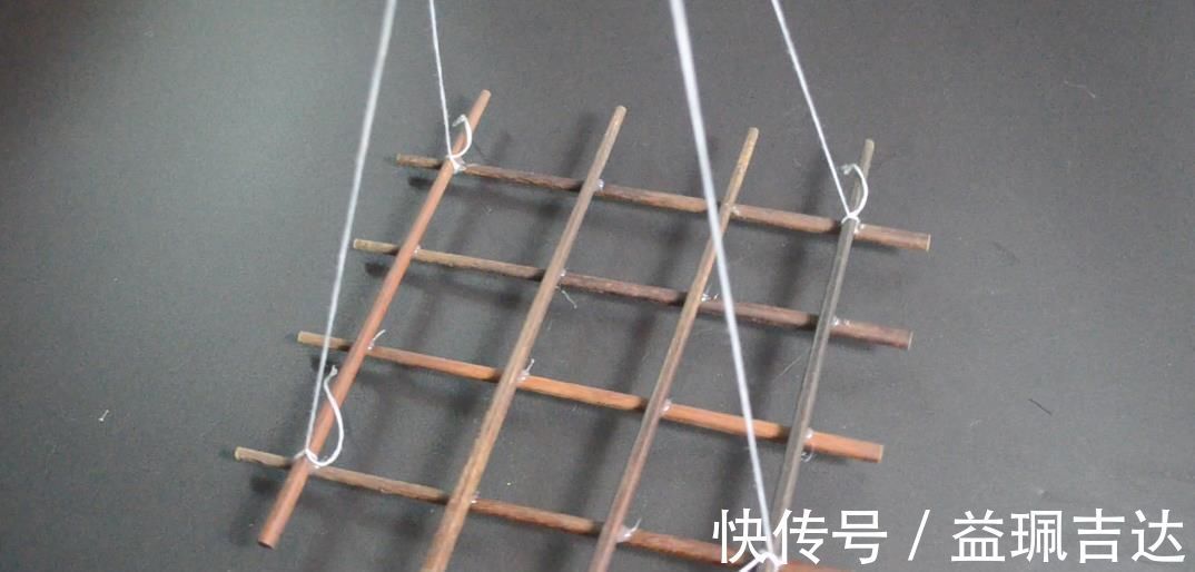 塑料瓶上粘张纸巾, 没想到还有这妙用, 解决了家家户户都困扰的难题