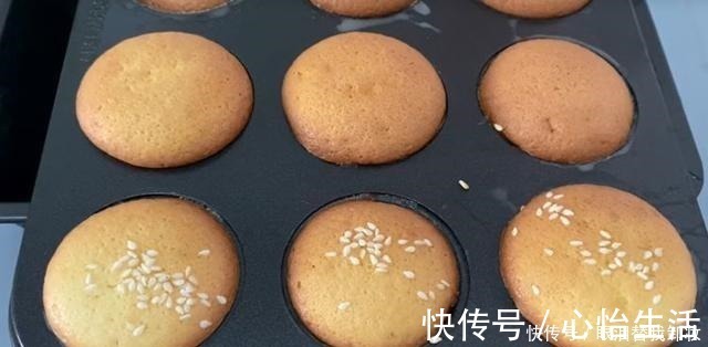 想吃|想吃无水蛋糕不要去买了！4个鸡蛋在家就能做，配方简单还好吃